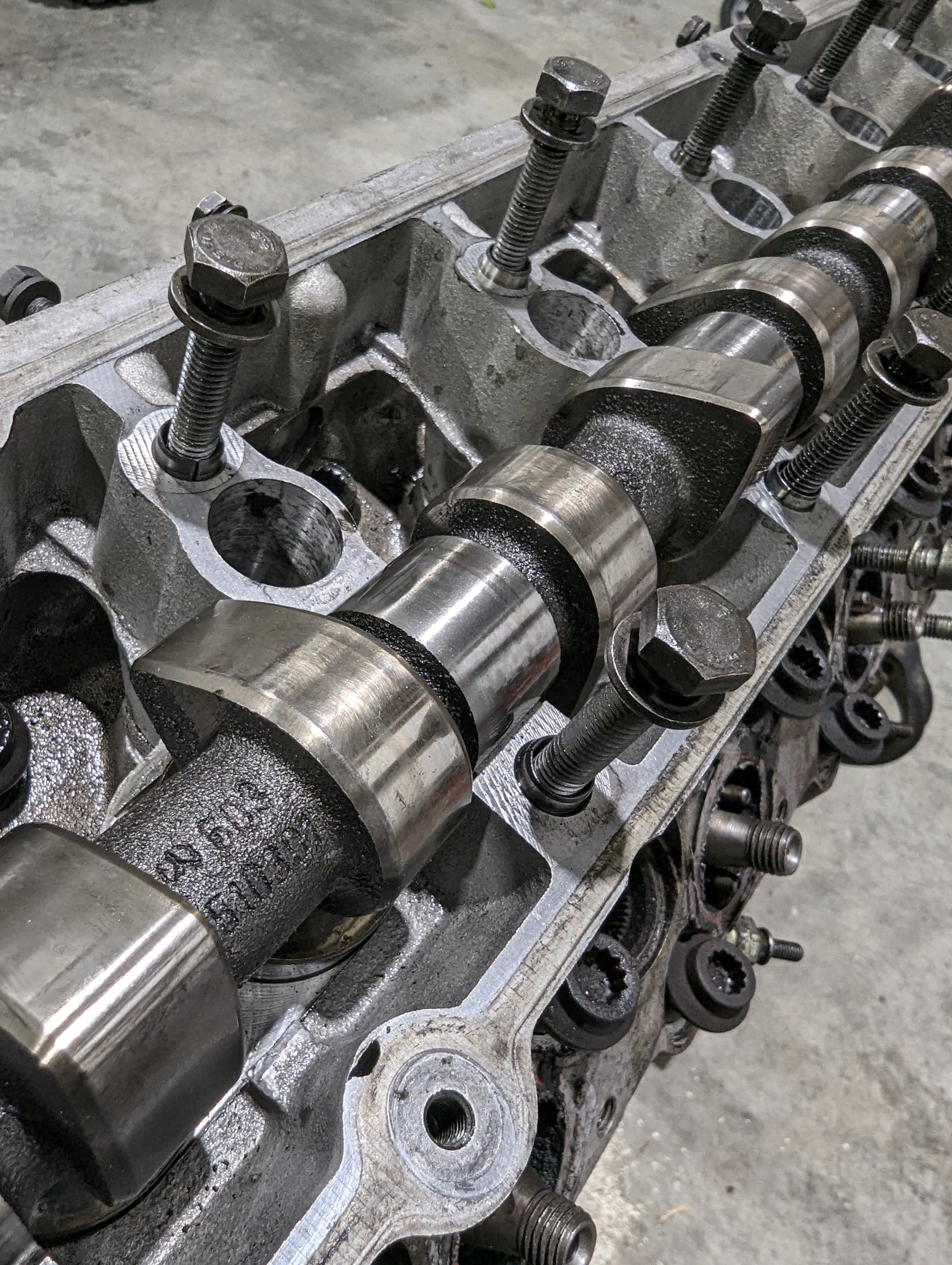 OM603 head with camshaft on the bench